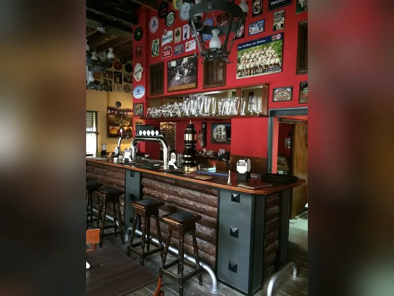 BARRA CERVECERA EN HIERRO Y MADERA